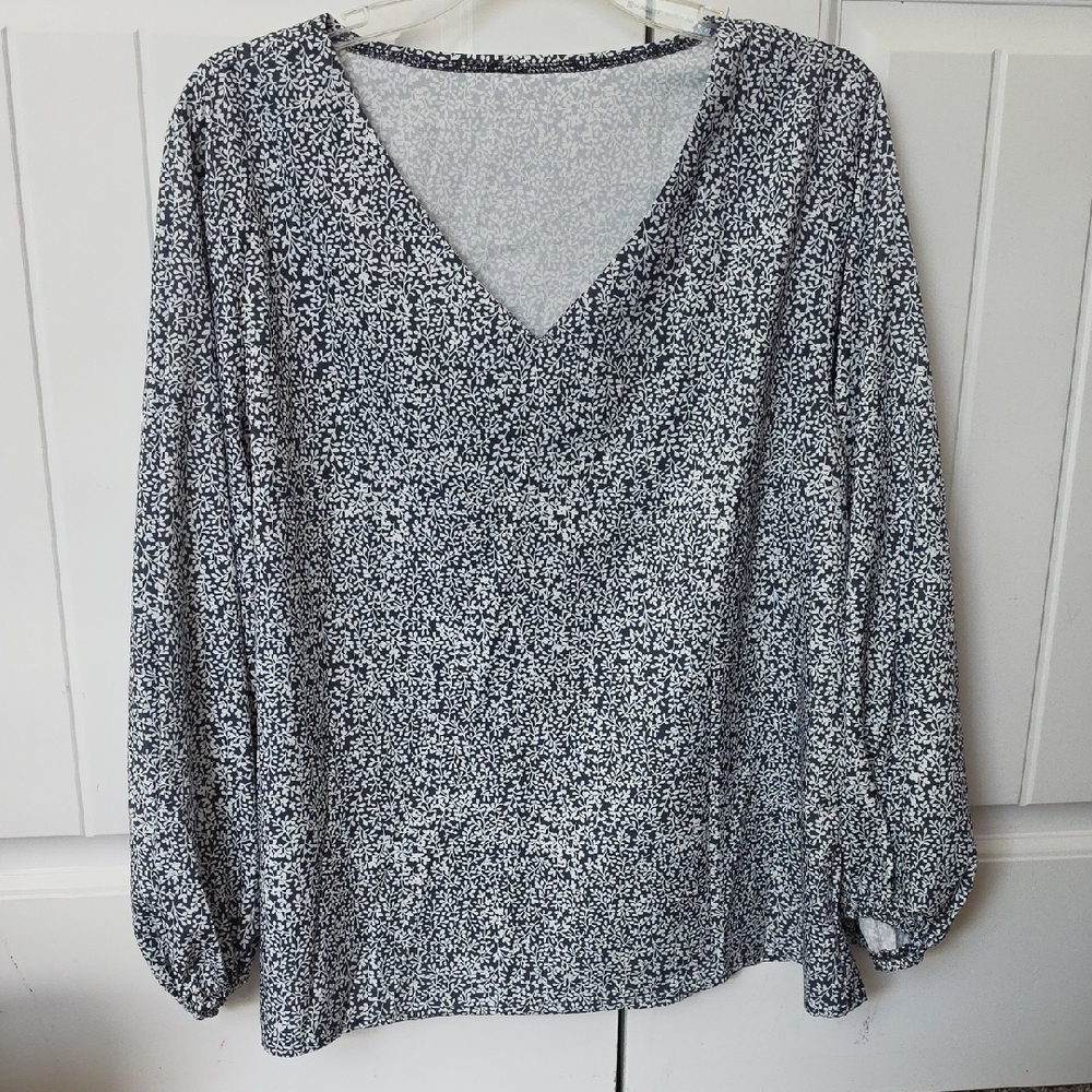 SHEIN Black & White Ditsy V-Neck Blouse